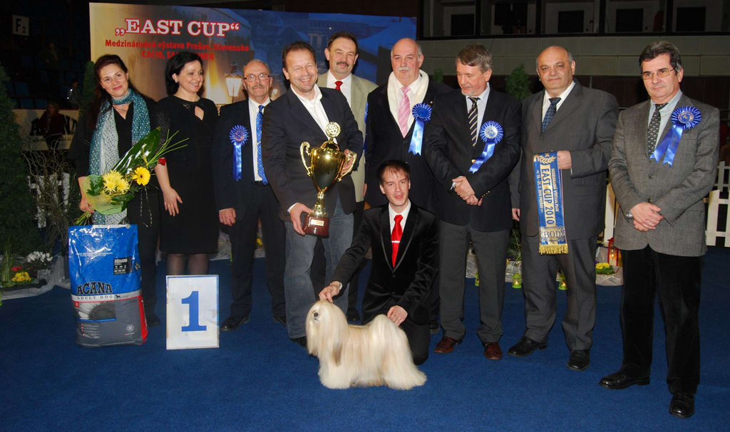 B E S T I N S H O W Viťaz II. dňa a víťaz výstavy EAST CUP 2010 Lhasa Apso Orlane´s ALL TOO EASY Otec: Orlane´s Easy To Be Me, Matka: Orlane´s All In The Same Boat Chovateľ:Kendall SmithLinda, Majiteľ: Blažo Radek / SK